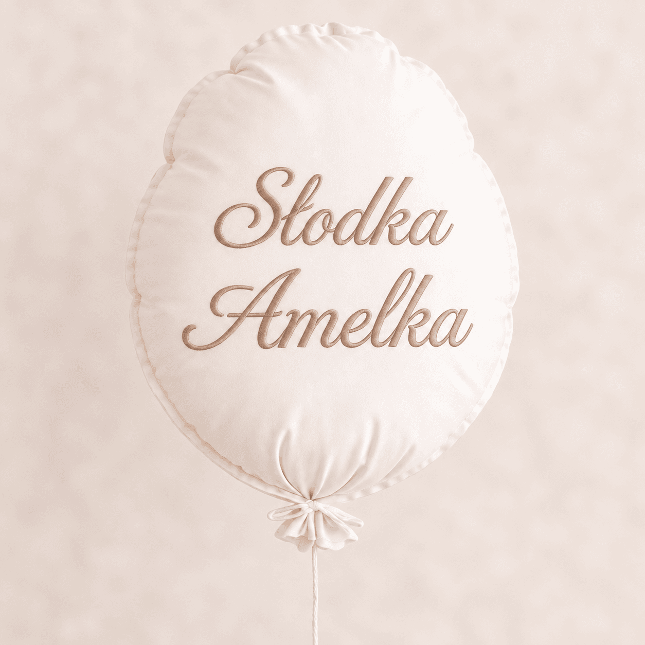 Poduszka balon 40x30 cm z haftem imienia zawieszona nad łóżeczkiem dziecka