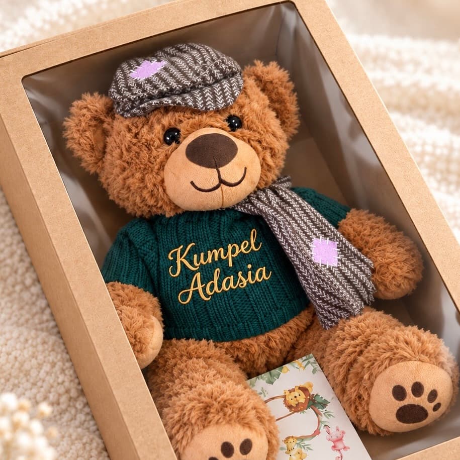 Duży pluszowy miś brązowy ok. 50 cm w zielonym sweterku z haftem imienia dziecka – personalizowana maskotka